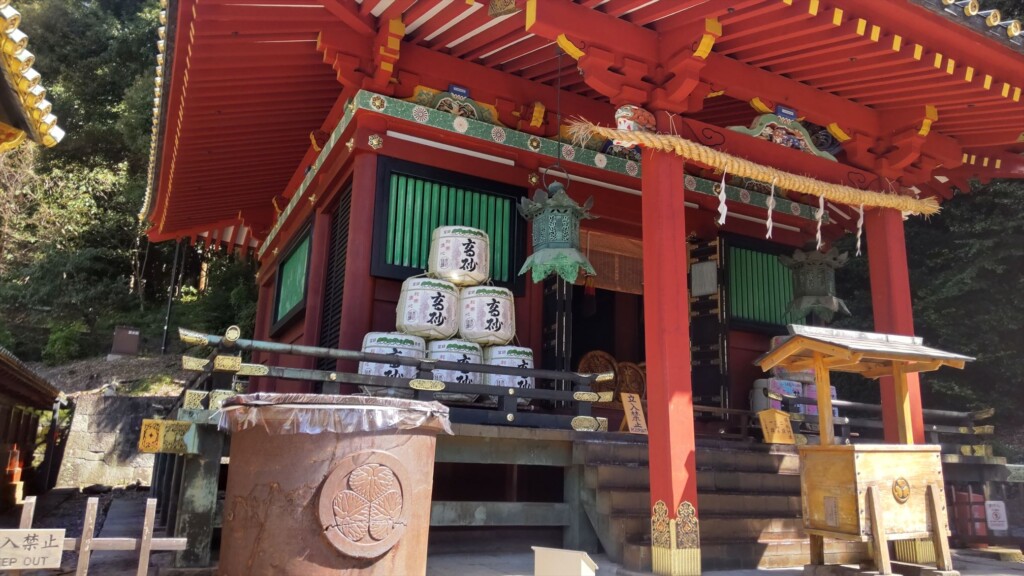 Hieda Shrine at Kunozan Toshogu in Shizuoka, once a Buddhist temple dedicated to Yakushi Nyorai, now featuring sake barrels and historic architecture.

