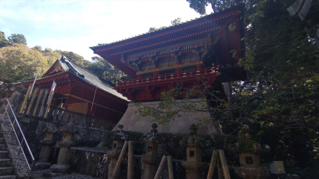 Shinko storehouse at Kunozan Toshogu, built in azekura-zukuri style with raised floors, inspired by the ancient Shosoin of Todaiji.